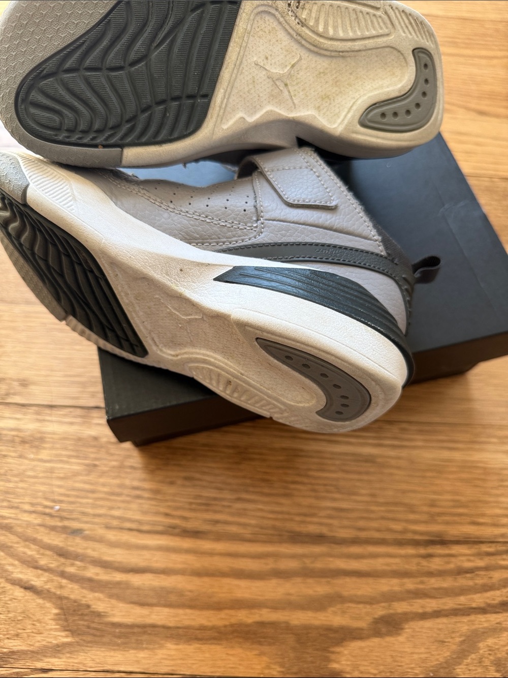 Boys Jordan Max Aura 5 sneakers. Size 1y (with box) - Picture 6 of 7